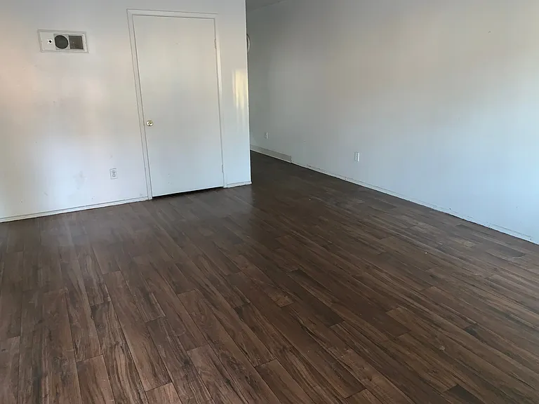 565 W Chase Ave — Photo 2