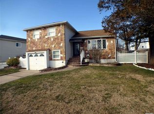 6 Ford Dr S, Massapequa, NY 11758