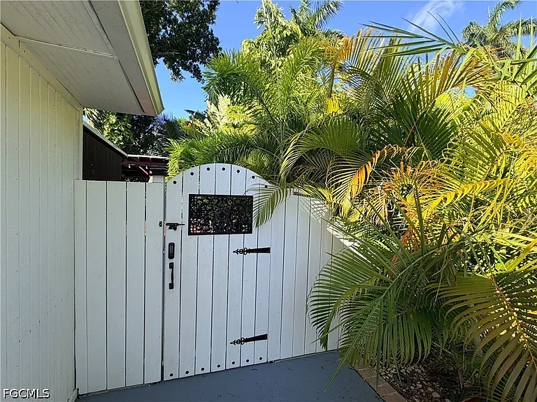 2702 McGregor Blvd — Photo 8
