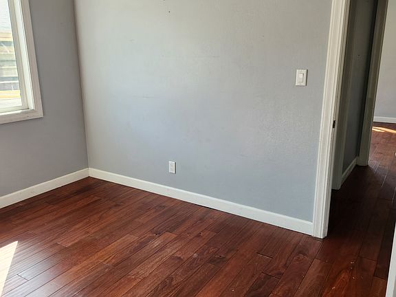 4th image of 916 E 5th St