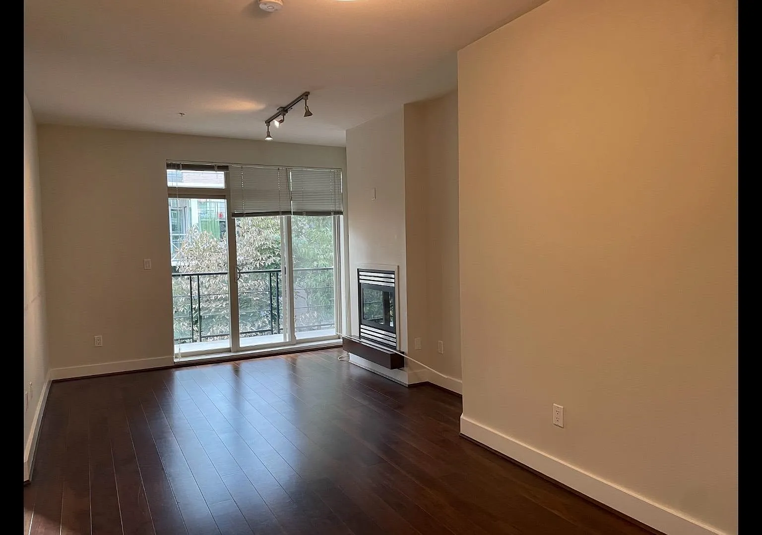 2 bed, 900 sqft, $3,600 — Photo 3
