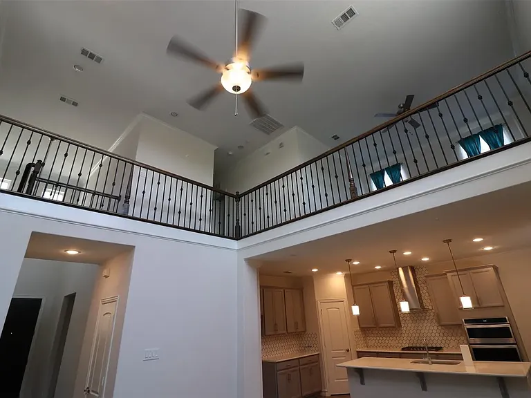 1422 Bellingham Ln — Photo 8
