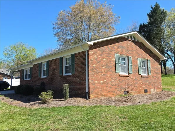 122 Northview Dr, Pilot Mtn, NC 27041