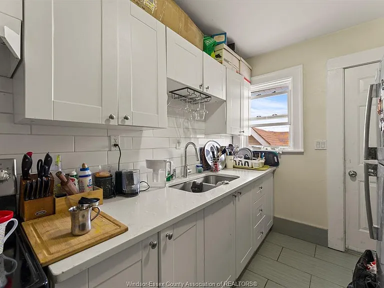 890 Howard Ave — Photo 33