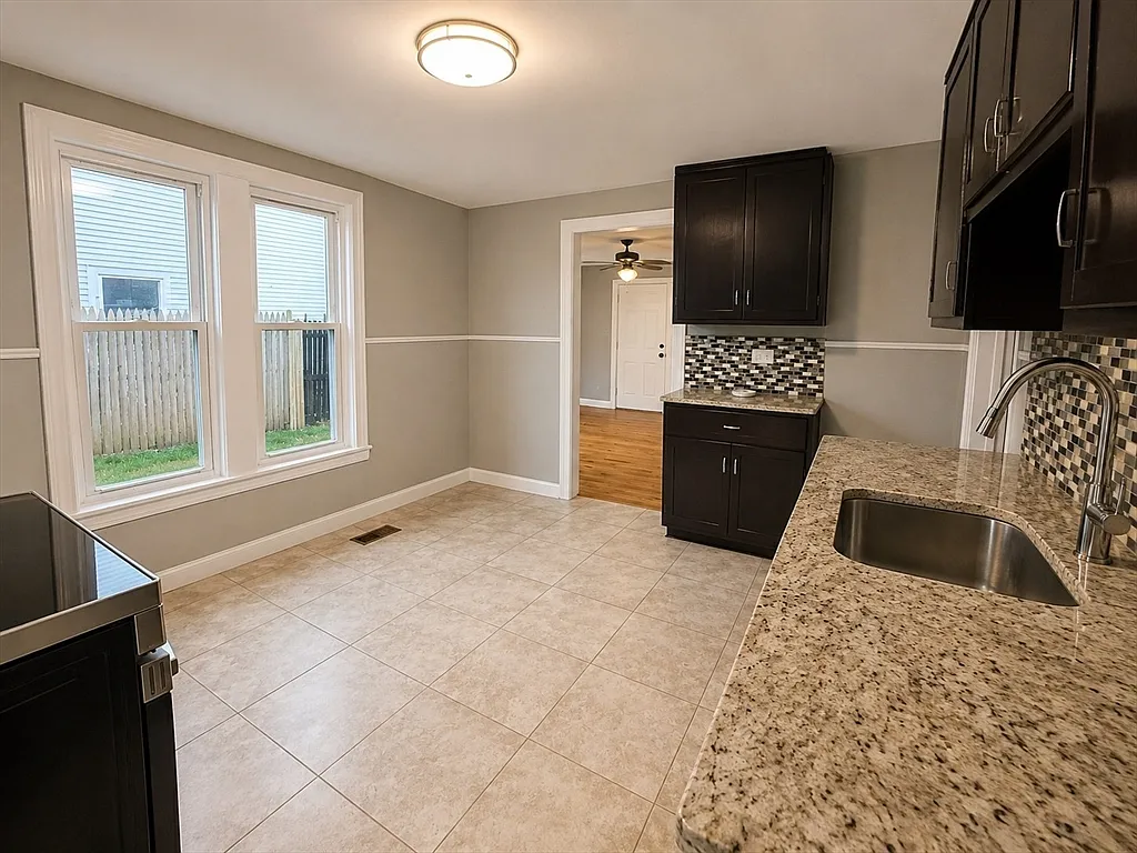 3 bed, 1.0 bath, 1194 sqft, $2,350 — Photo 4