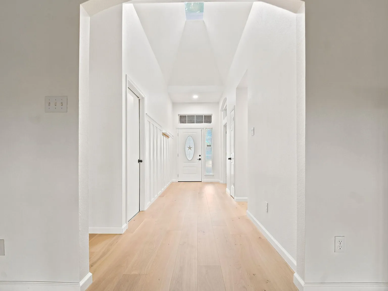 3 bed, 2.0 bath, 1841 sqft, $2,400 — Photo 2