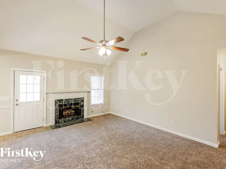 146 Hickory Point Dr — Photo 4