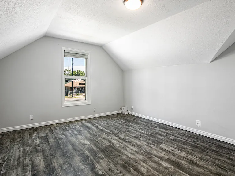 Large upstairs bedroom (bedroom 4)