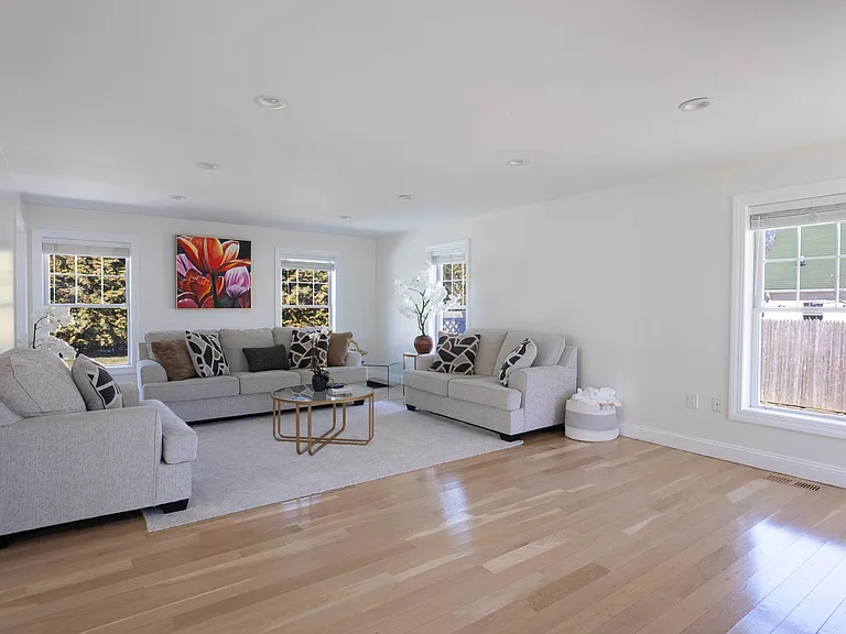 16 Hollyoak Ave — Photo 8