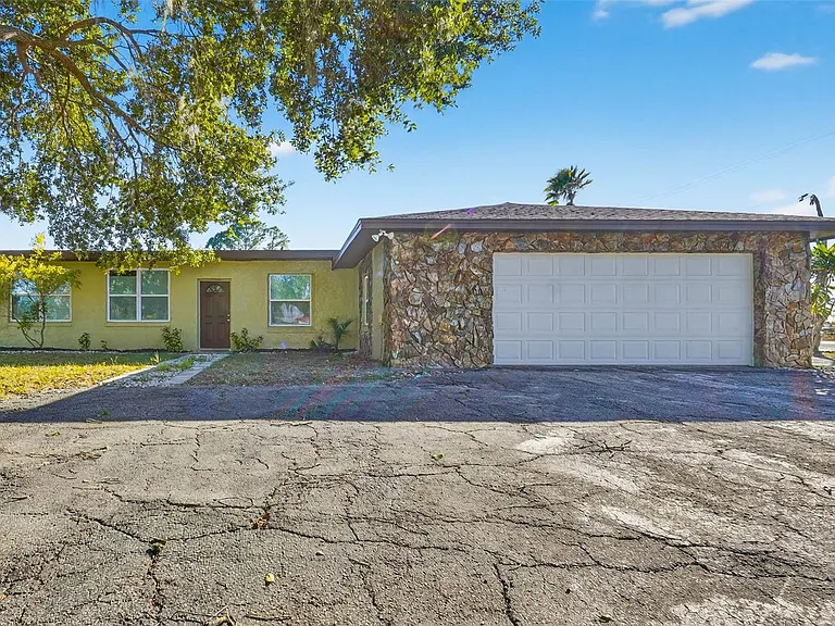 8812 Oakwood Dr — Photo 1