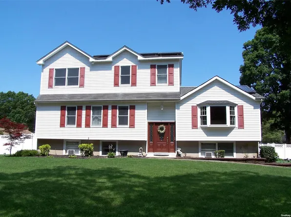 2 Carriage Lane, Centereach, NY 11720