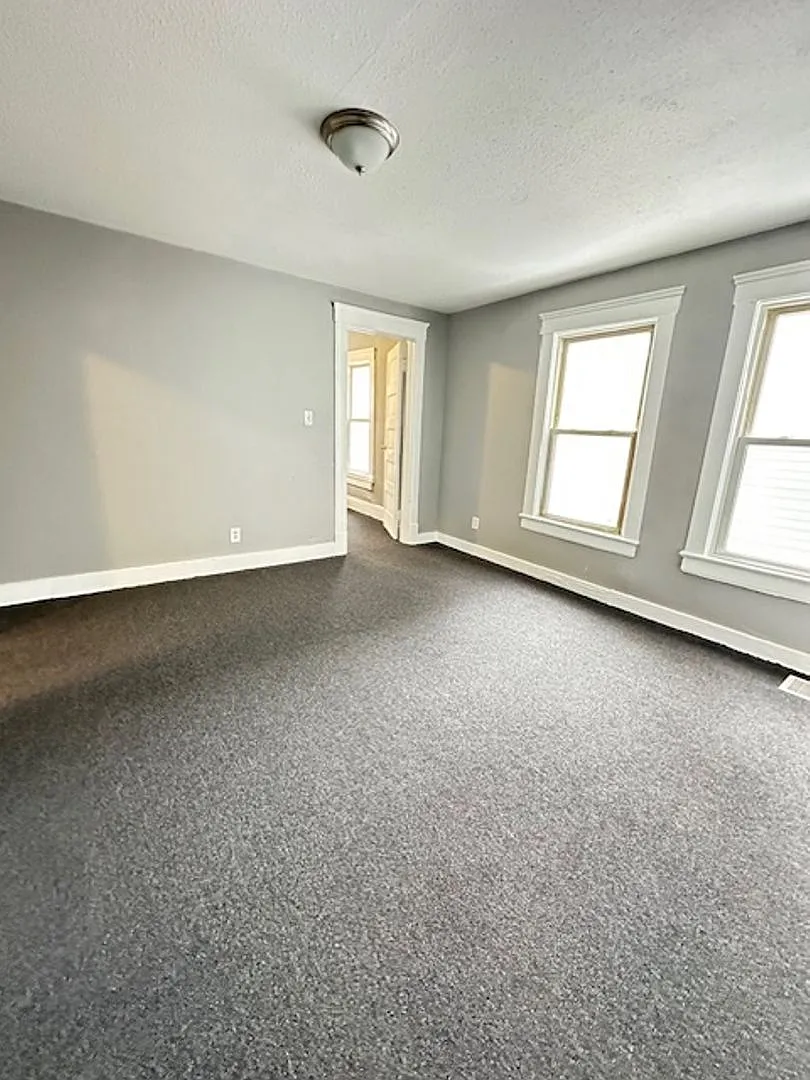 Large 7 Bedroom Home — Photo 4