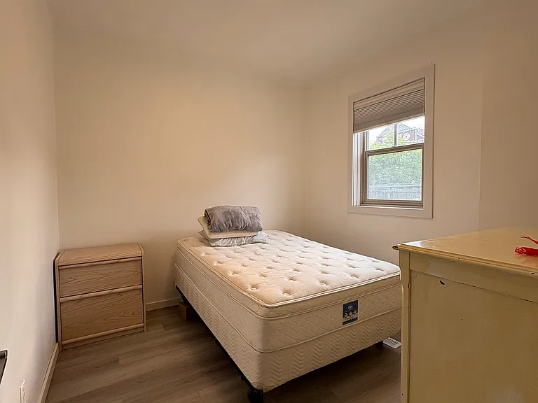 890 Home St — Photo 5