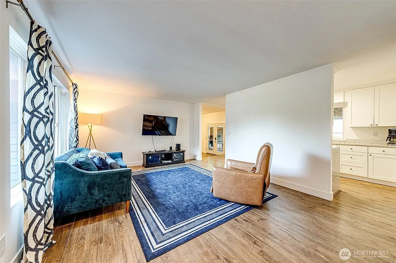 3 bed, 1180 sqft, $3,350 — Photo 3