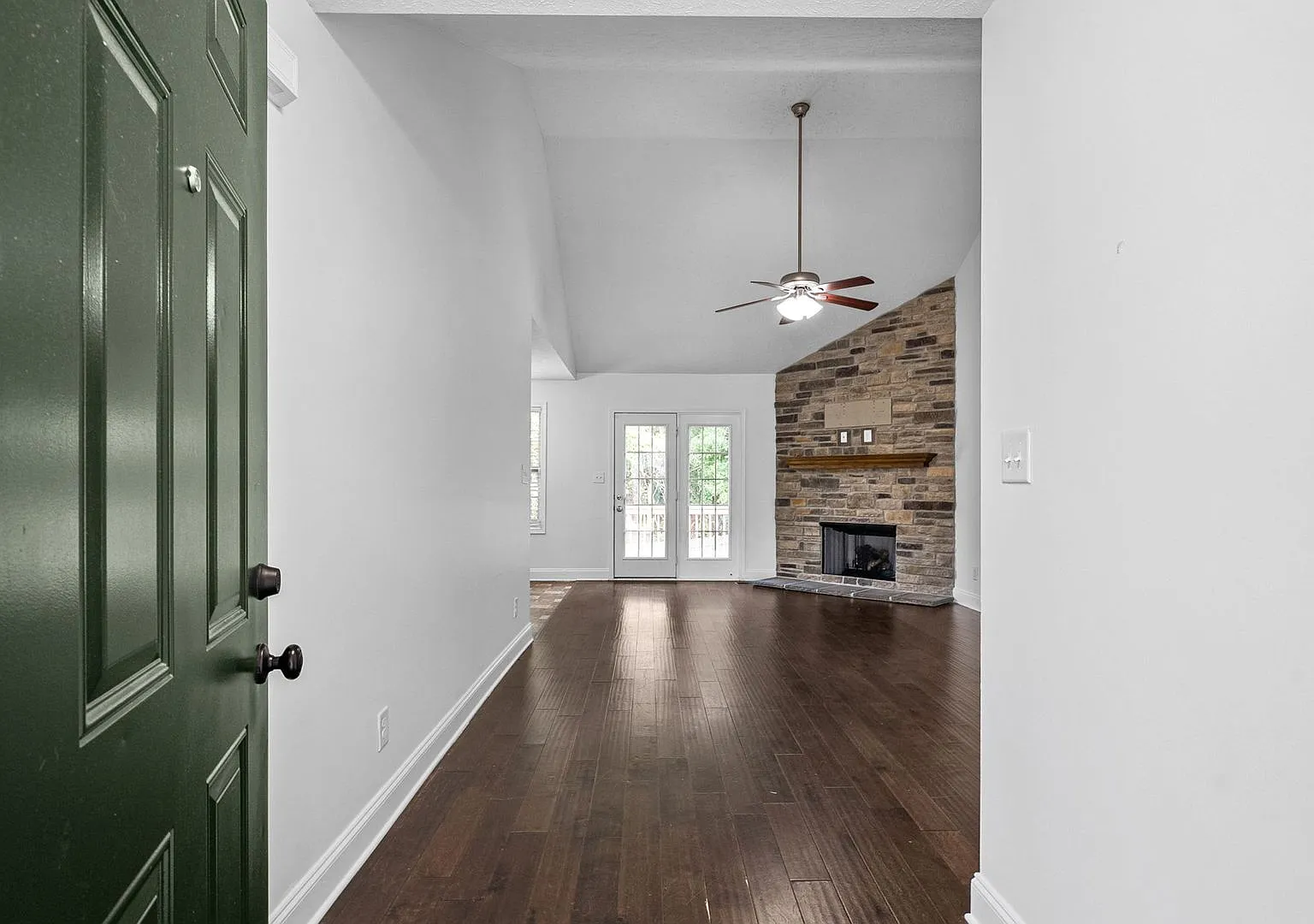 544 Magnolia Dr* — Photo 3