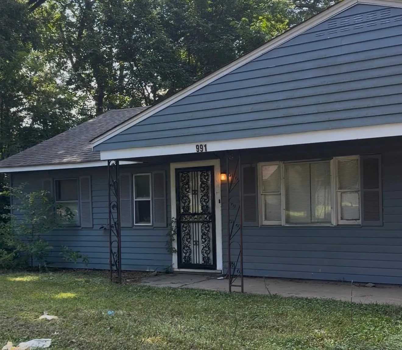 3 bed, 1.0 bath, 1052 sqft, $1,570 — Photo 2