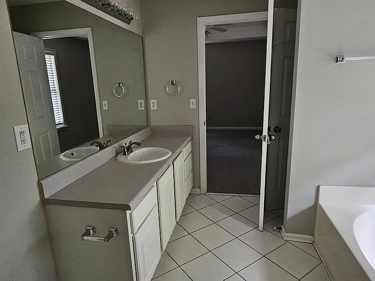 512 Earnest Ln — Photo 8