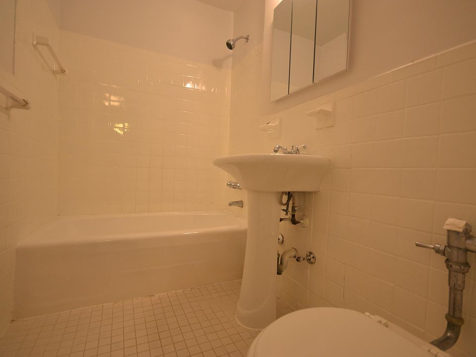 1st image of 34-20 Parsons Blvd APT 4G