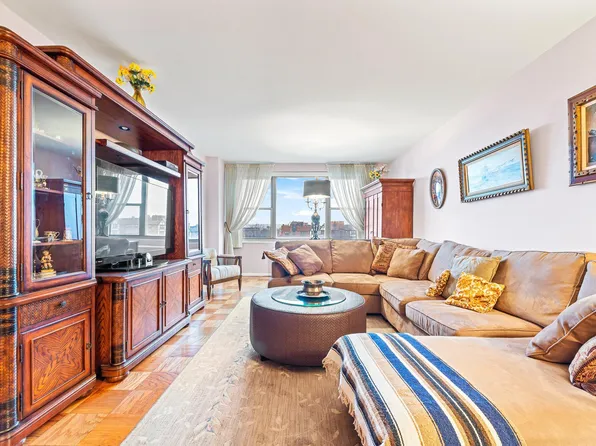 70-25 Yellowstone Boulevard image 1 of 25