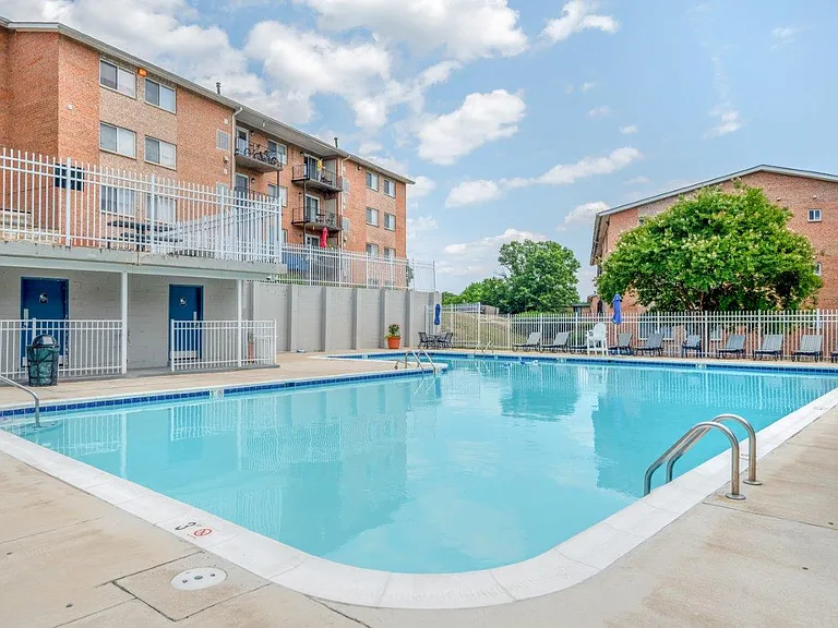 Bennington Crossings Apartment Homes — Photo 12
