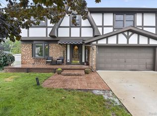 24011 Heritage Dr, Woodhaven, MI 48183