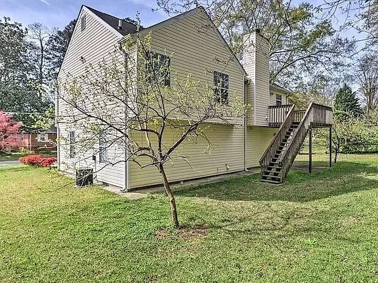 483 Oak Dr — Photo 2
