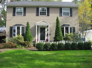 381 Oak Cliff Dr, Bay Village, OH 44140