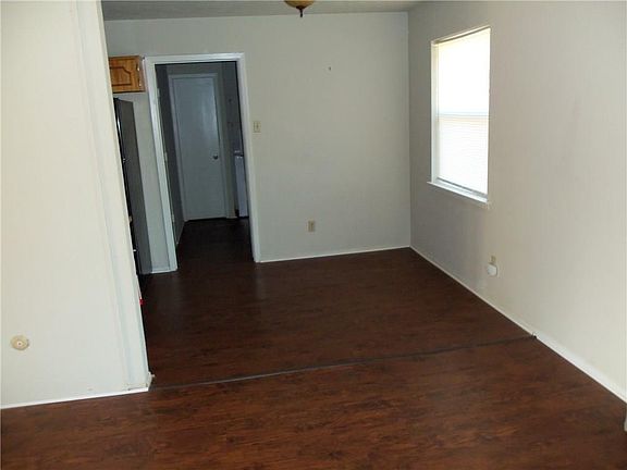 4th image of 527 Sweetbriar Dr