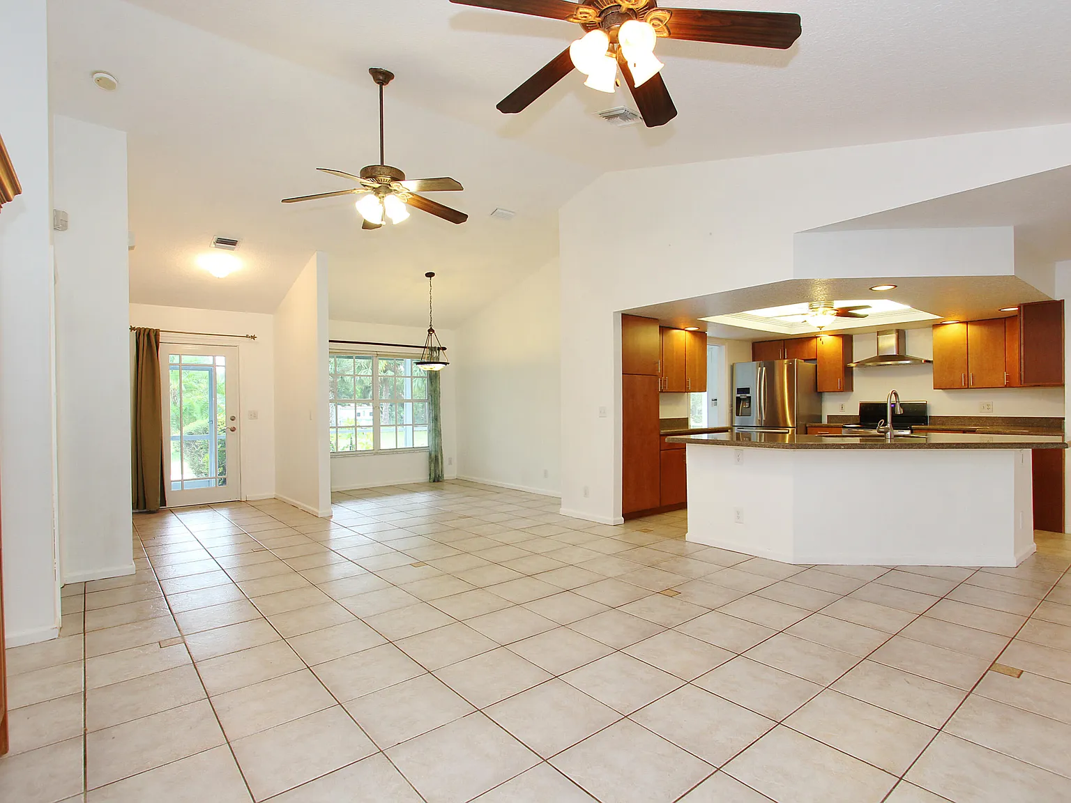 3 bed, 2.0 bath, 1907 sqft, $4,400 — Photo 4