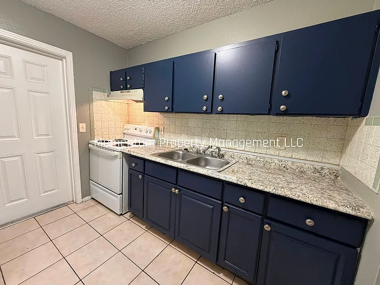 10401 N 11th St #B — Photo 1