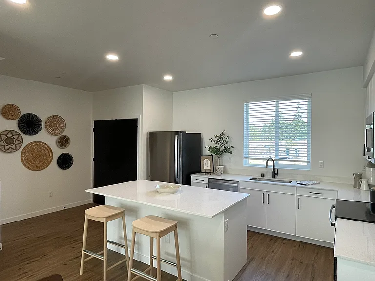 14122 Canyon Rd E — Photo 1
