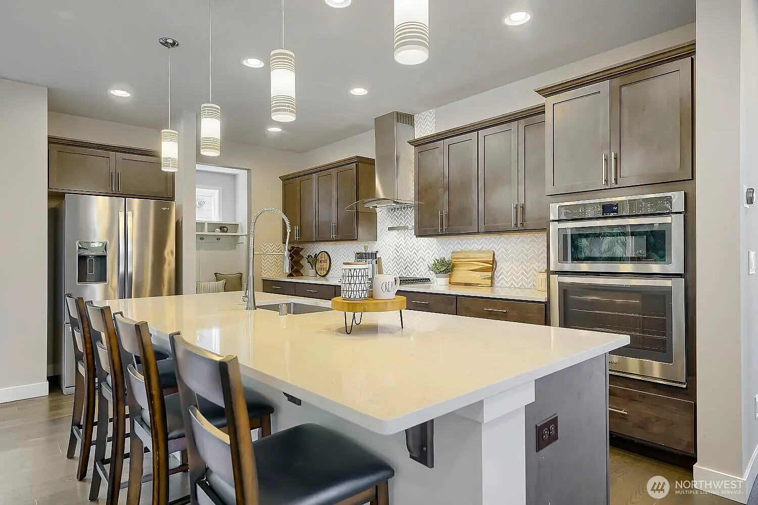 5 bed, 3080 sqft, $5,900 — Photo 2