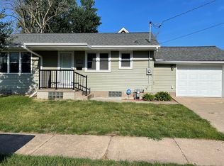 520 S 7th St, Clinton, IA 52732