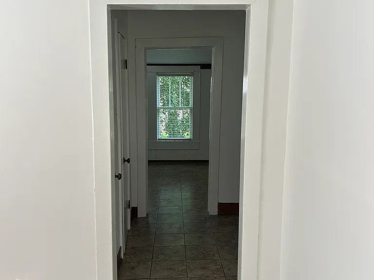203 1/2 E Gillespie St — Photo 8