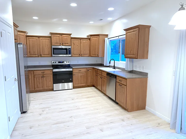 1875 S Spring Creek Dr — Photo 2