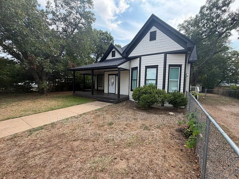 3 bed, 2.0 bath, 1600 sqft, $1,800 — Photo 3