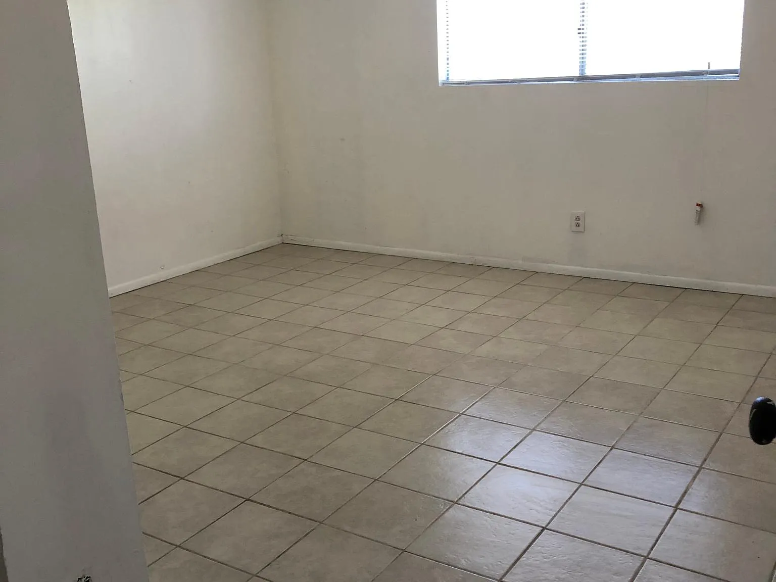 1 bed, 1.5 bath, 850 sqft, $1,300 — Photo 2