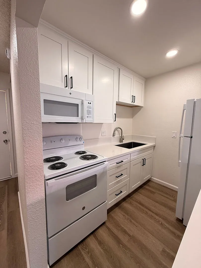 969 Thomas Ave — Photo 3