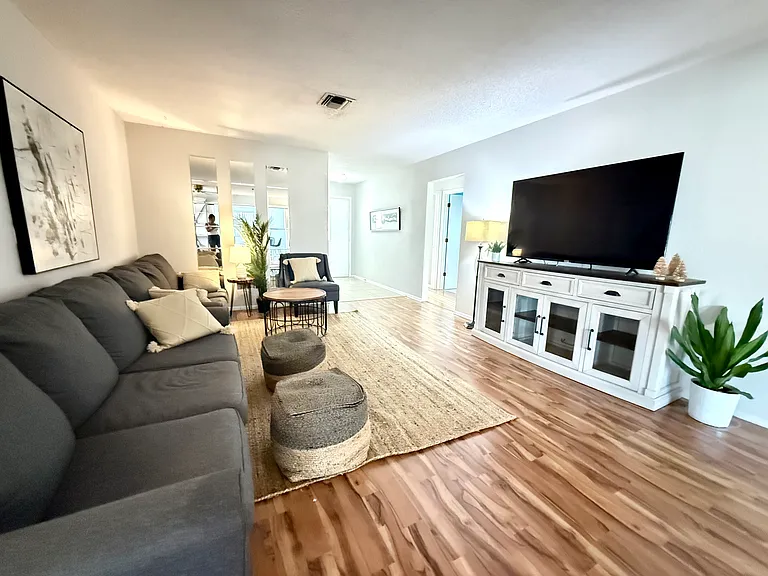 709 Hickory Ln — Photo 2
