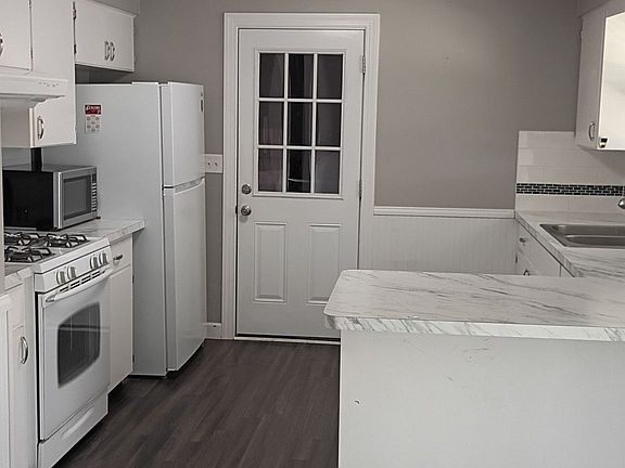 4th image of 14989 Park Ct