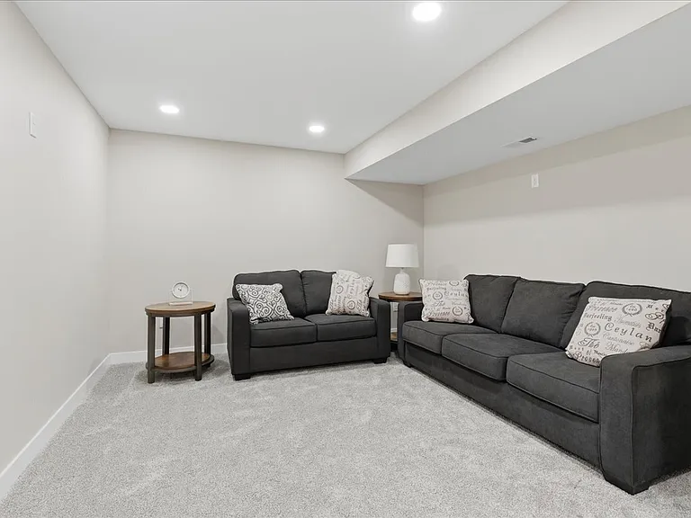 820 Clay St — Photo 5