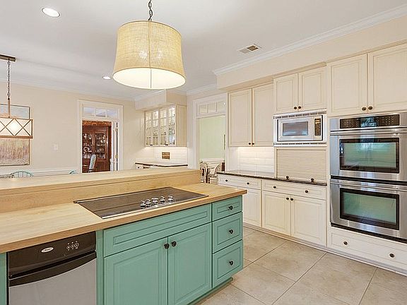 5th image of 9258 Forest Hill Ln