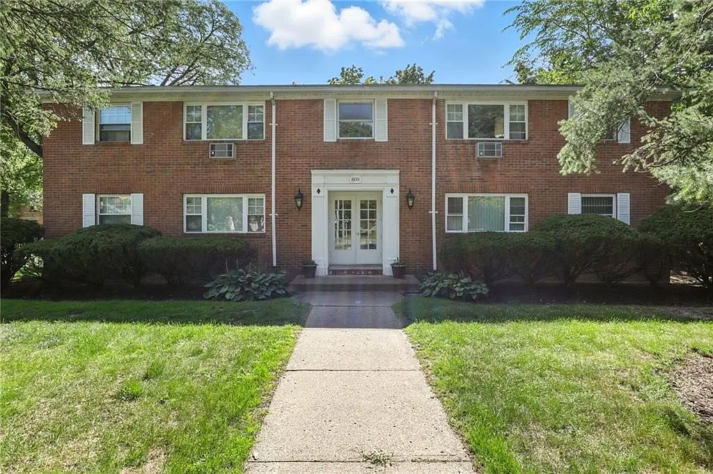 1 bed, 1.0 bath, 800 sqft, $990 — Photo 1