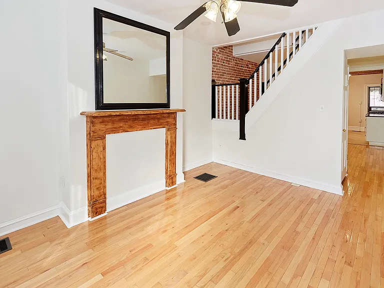 1141 W Hamburg St — Photo 15