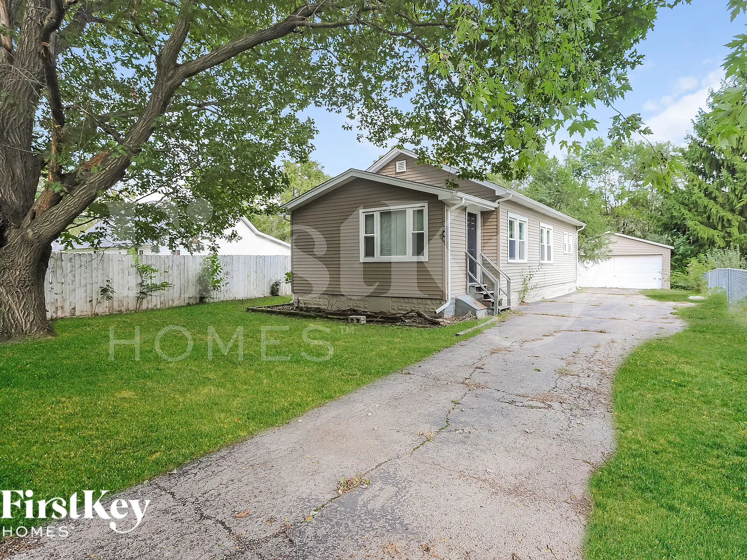 3 bed, 1.0 bath, 1024 sqft, $1,985 — Photo 1