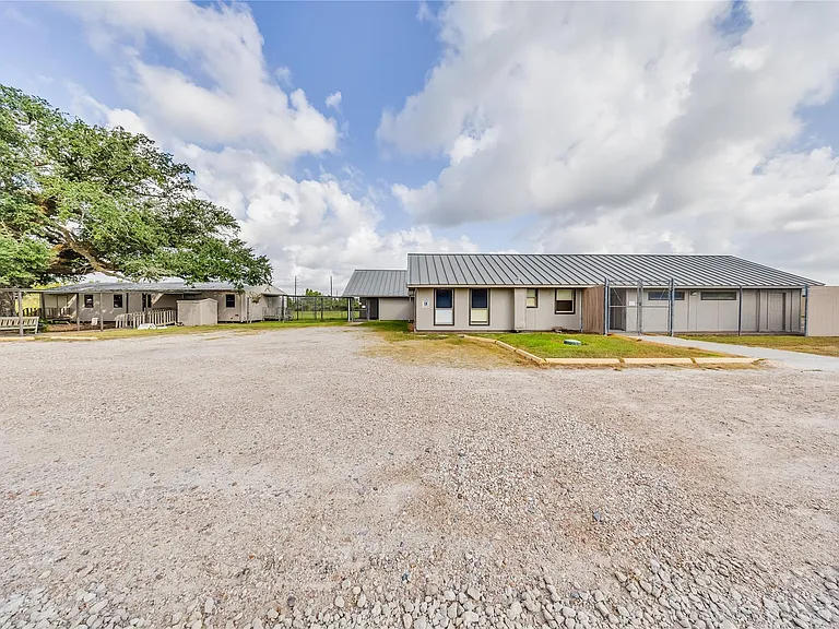 4227 Old Chocolate Bayou Rd — Photo 1