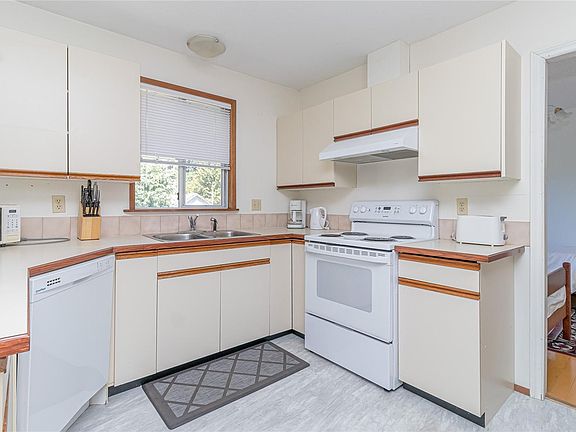 2nd image of 9975 Victoria Rd
