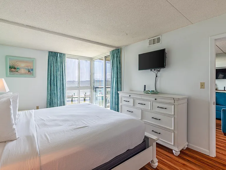 302 32nd St #205 — Photo 9