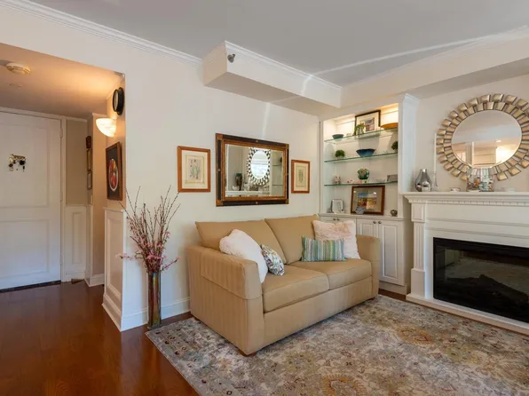 100 Hilton Avenue #M4, Garden City, NY 11530