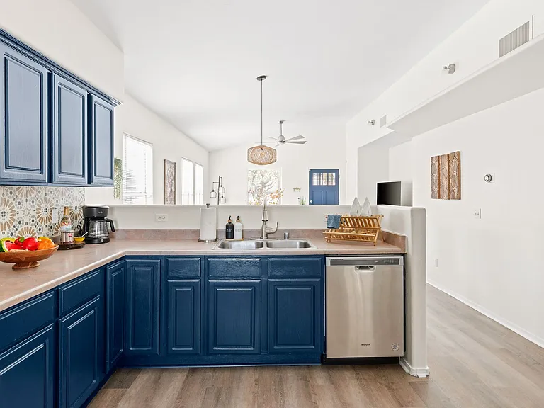 1025 E Portland St — Photo 5